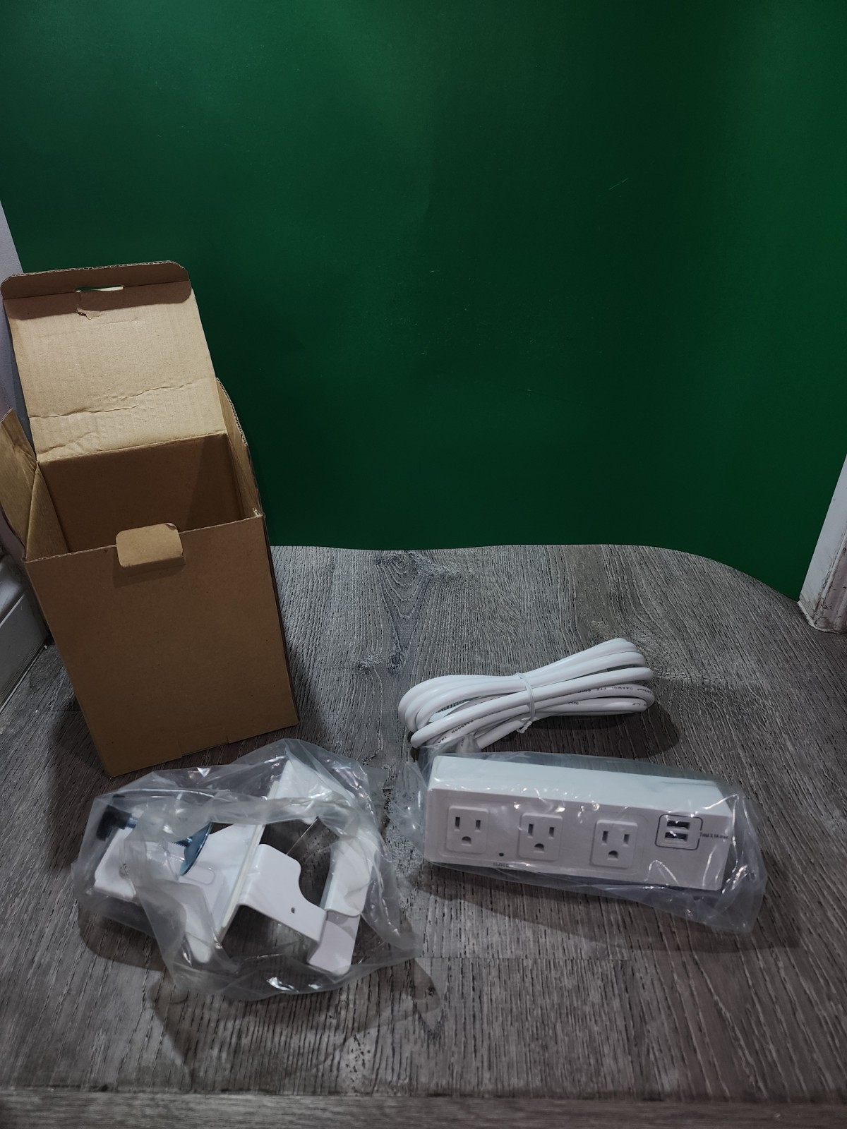 Symmetry CURRENT-10- (WHITE) Desktop Outlet Power Module/Charger 3 Outlets 2 USB