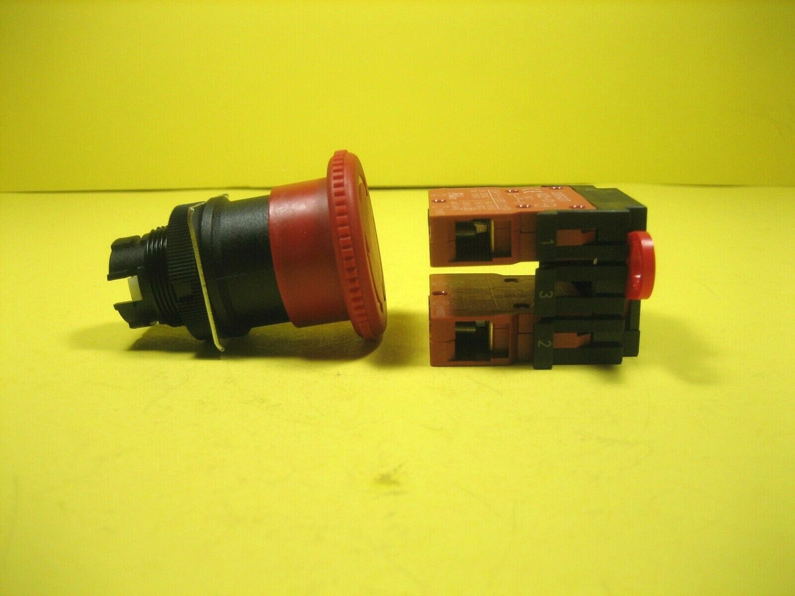 STI 11004-7002 Push Button