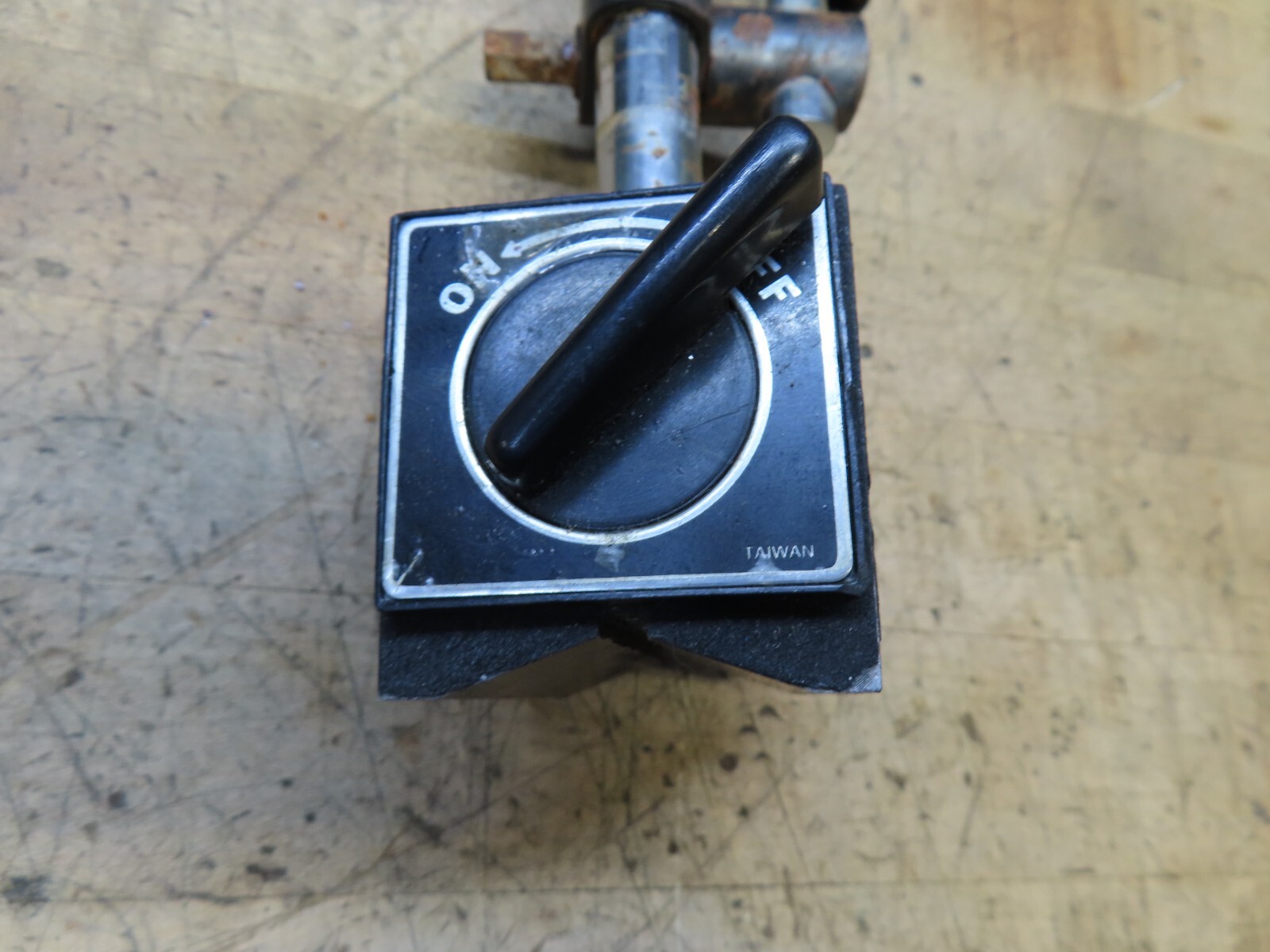 Taiwan on/off magnetic indicator base & fine adjust rods (@D63)
