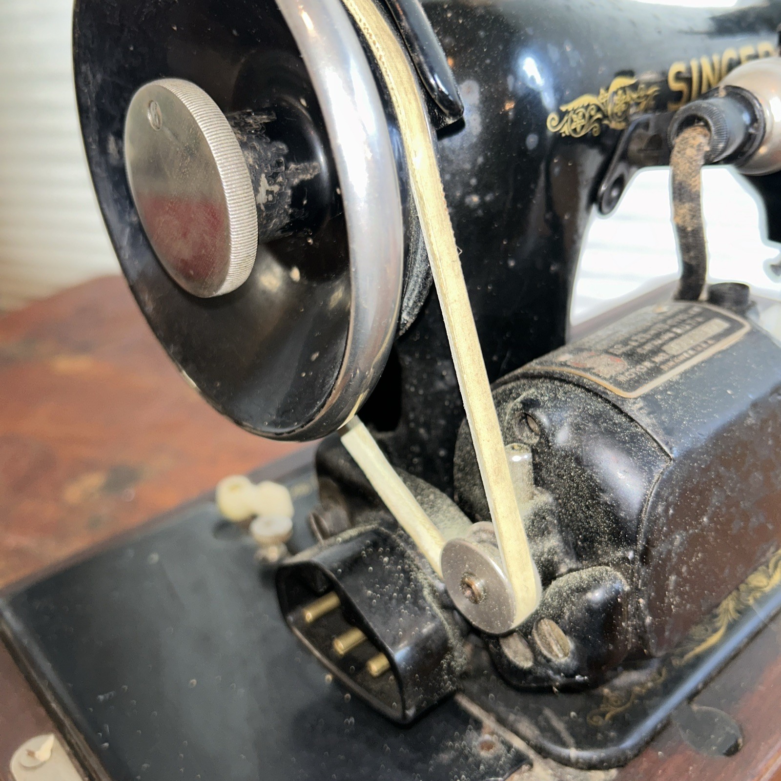 Vintage Singer Sewing Machine in Original Wood Case 🧵✂️