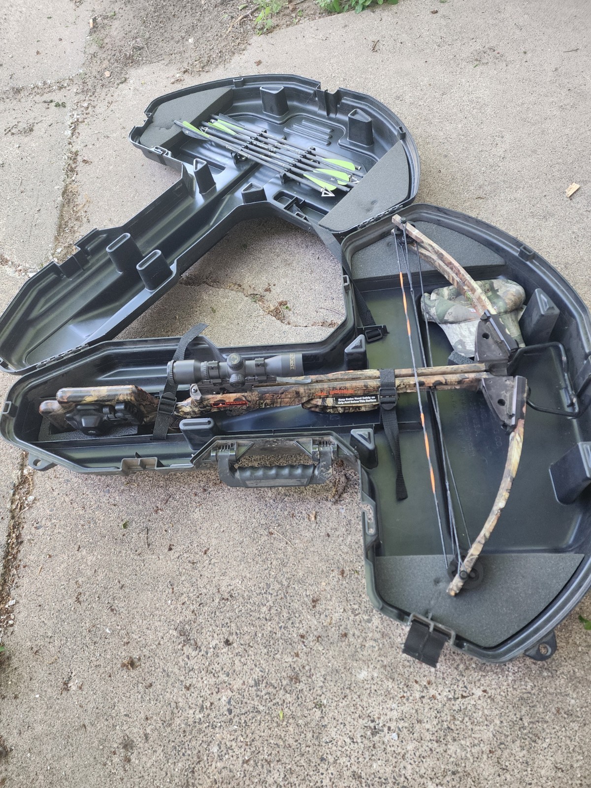 Barnett Invader Camouflage/Black Crossbow w/ Scope & Hard Case
