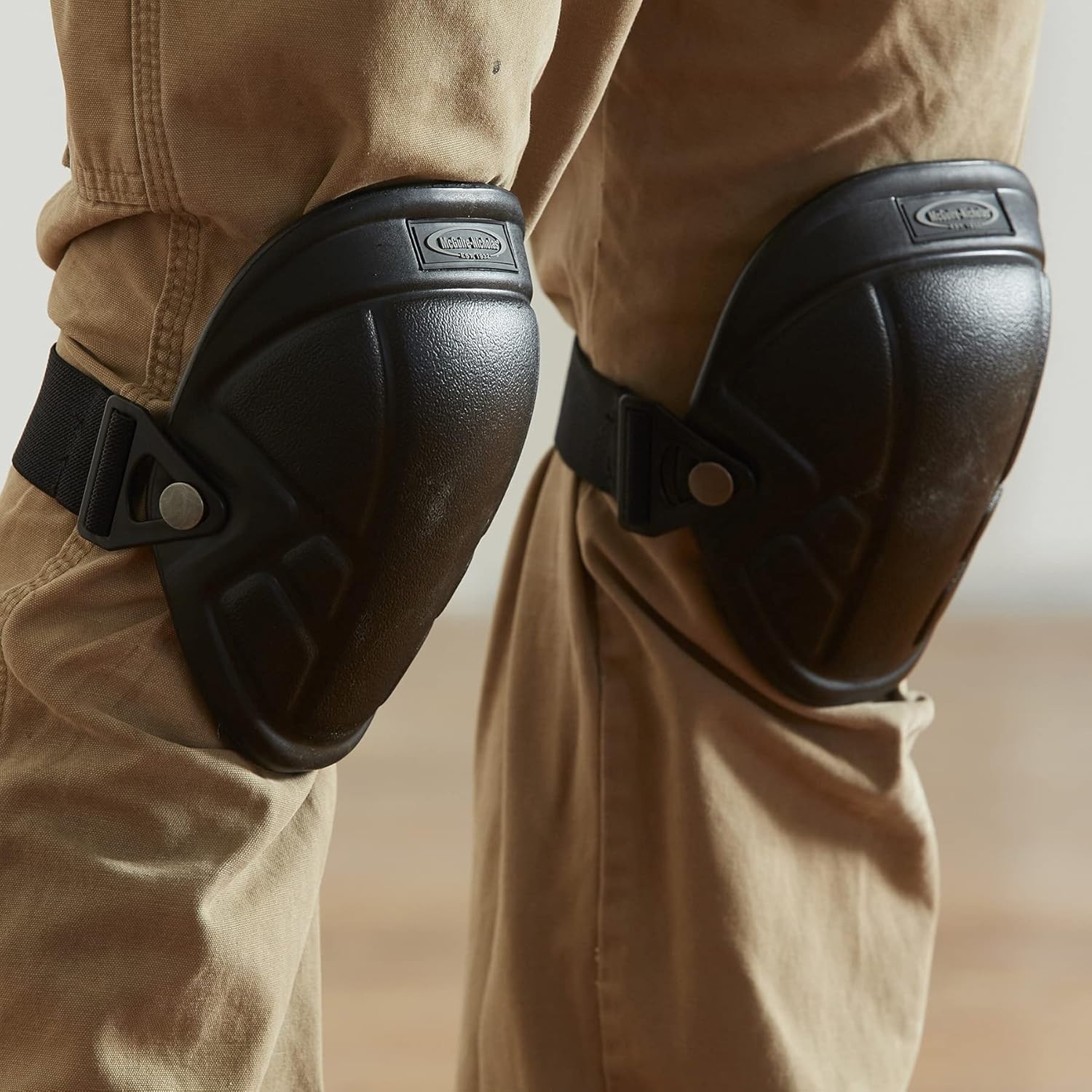 Comfortable Lightweight Tactical Knee Pads with Multi-Cam Cap & Buckle Closure
