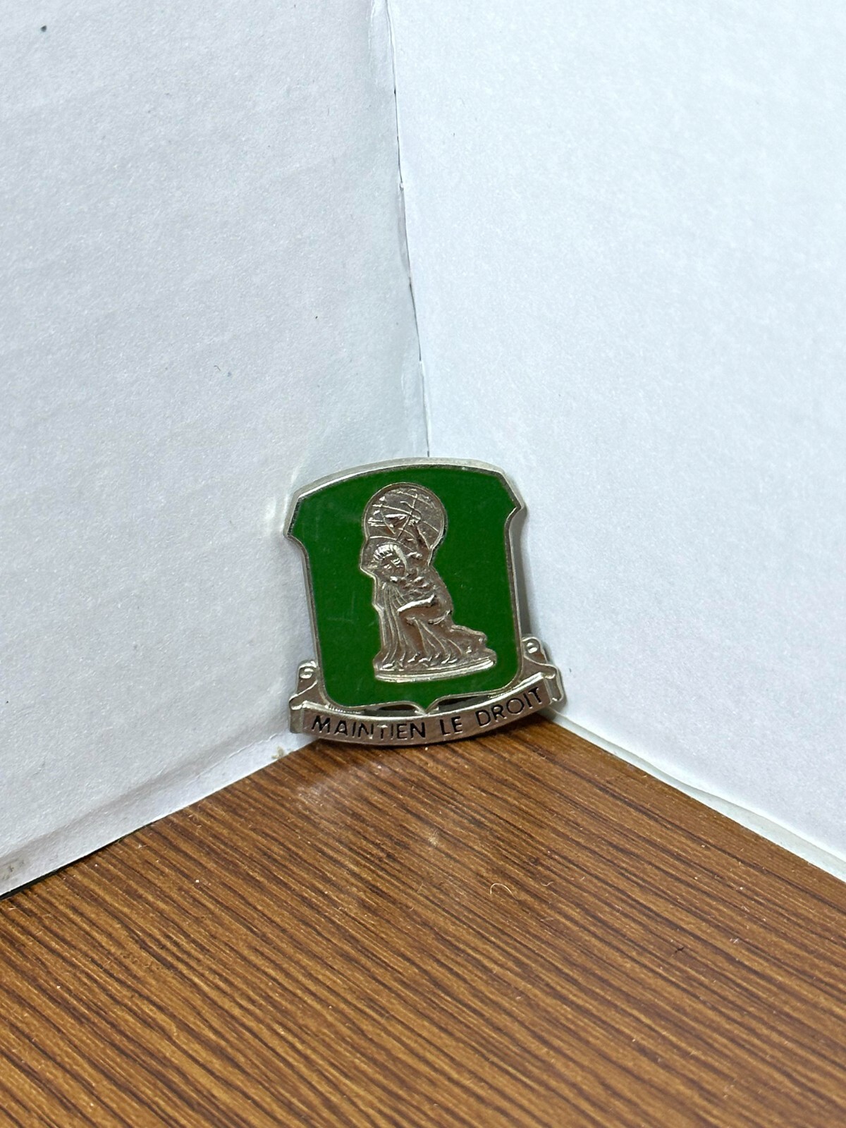 US Army 122nd Support Battalion Unit Crest Insignia Pin - Clutchback A