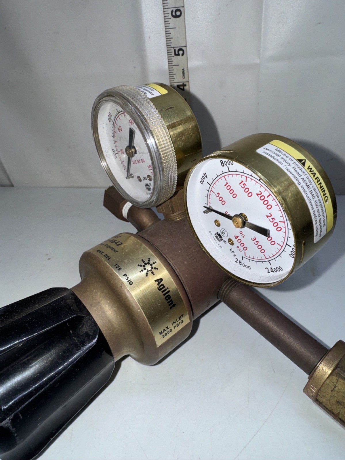 AGILENT 5183-4642 MULTI-STAGE REGULATOR. Placarded "Hydrogen”