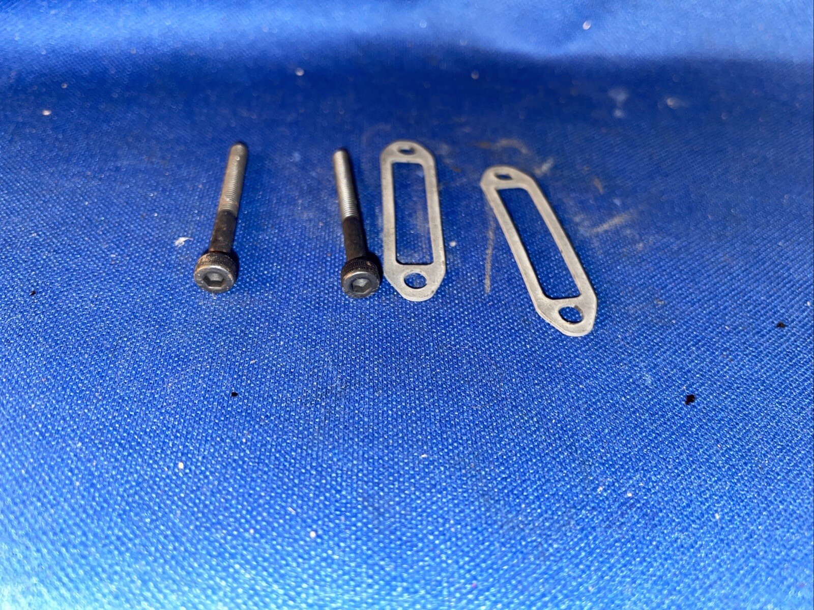 OS 25-F & FSR ,25 FX,32 F,SX EXHAUST GASKET X 2 & ALLEN TYPE SCREWS NIP