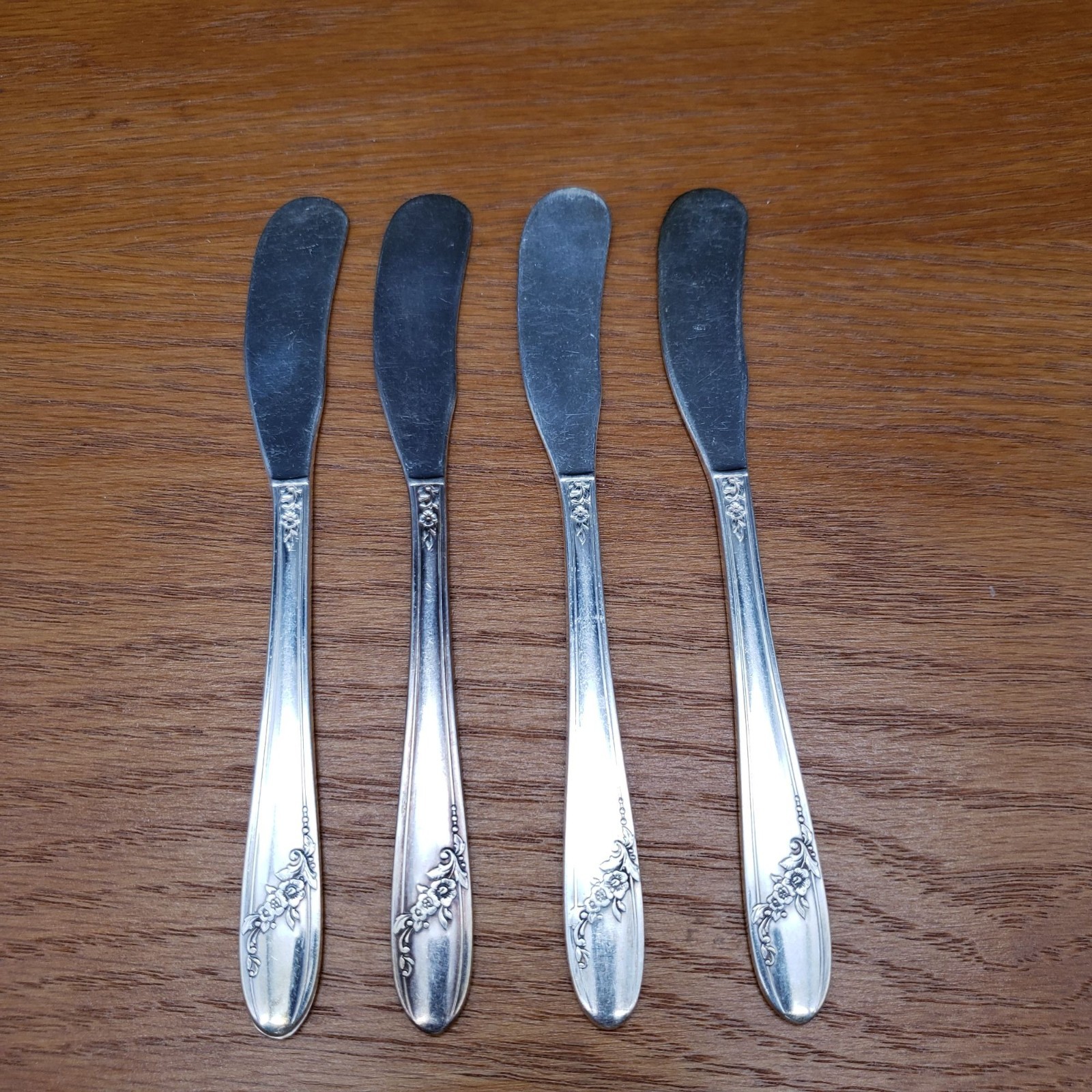 Oneida Tudor Plate Queen Bess II Butter Spreaders Set of 4 Silverplate Flatware