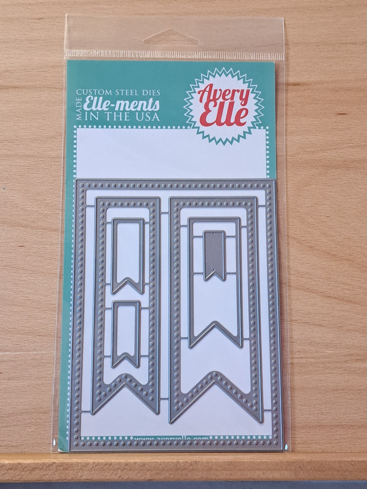 527 Avery Elle Dotted Die Flags Banners Frame Craft Cutting Dies