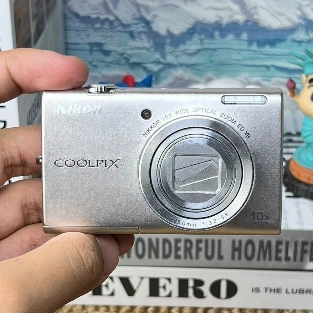 Nikon COOLPIX S6200 Digital Camera 16.0MP 10x Optical Zoom Silver Face Detection