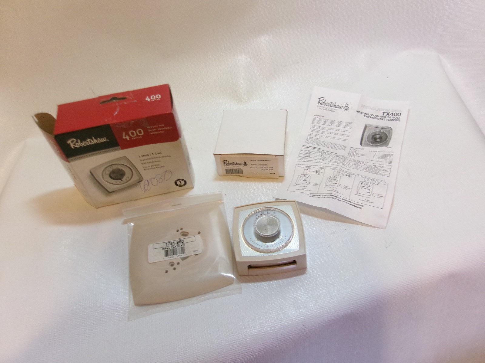 NEW Robertshaw CM260 Thermostat Beige 3-Wire TX400-403 Heating/Cooling 24 Volt