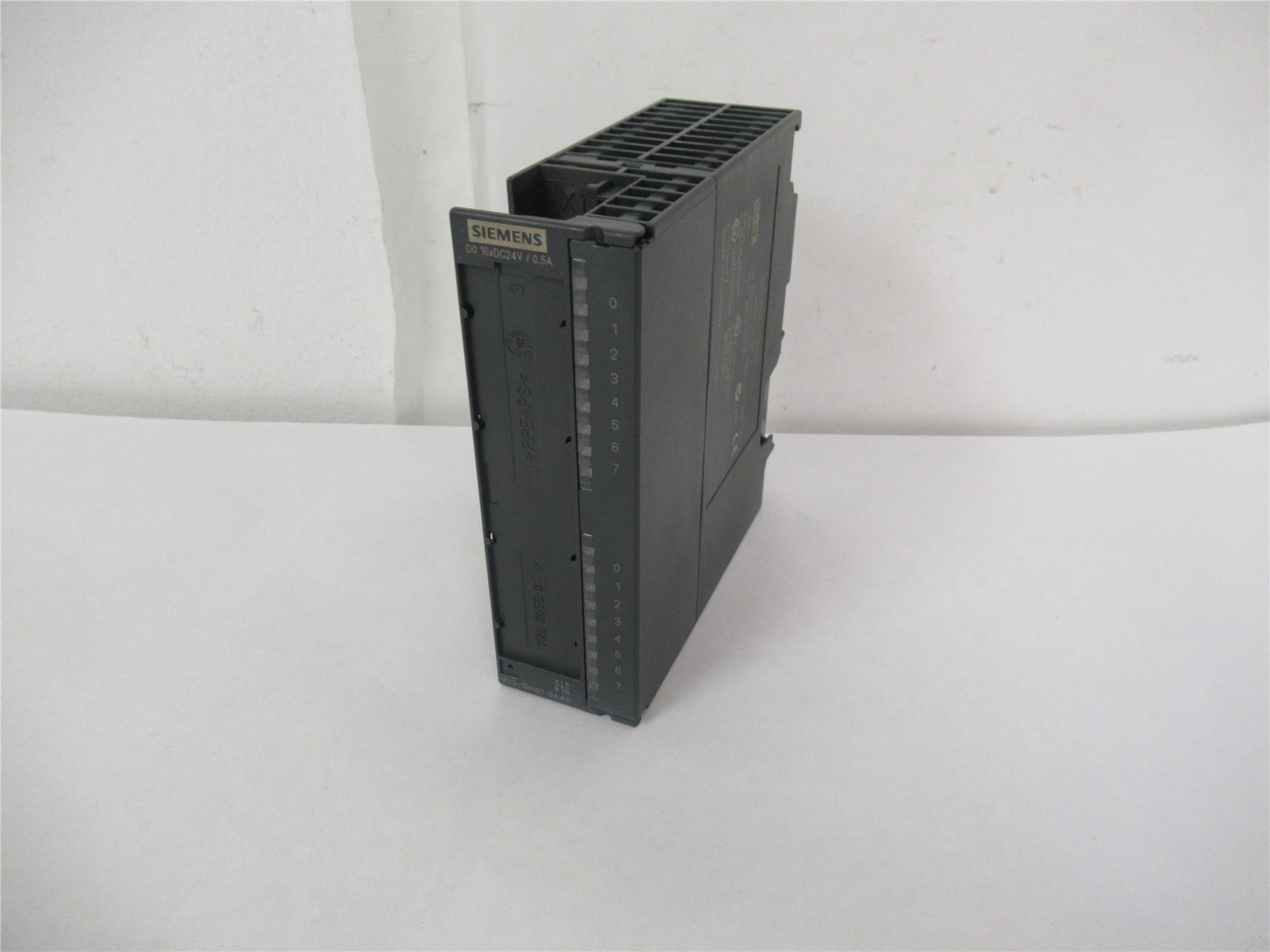 252678 New-No Box; Siemens 6ES7322-1BH01-0AA0 Output Module 20-POLE 2AMP 24VDC