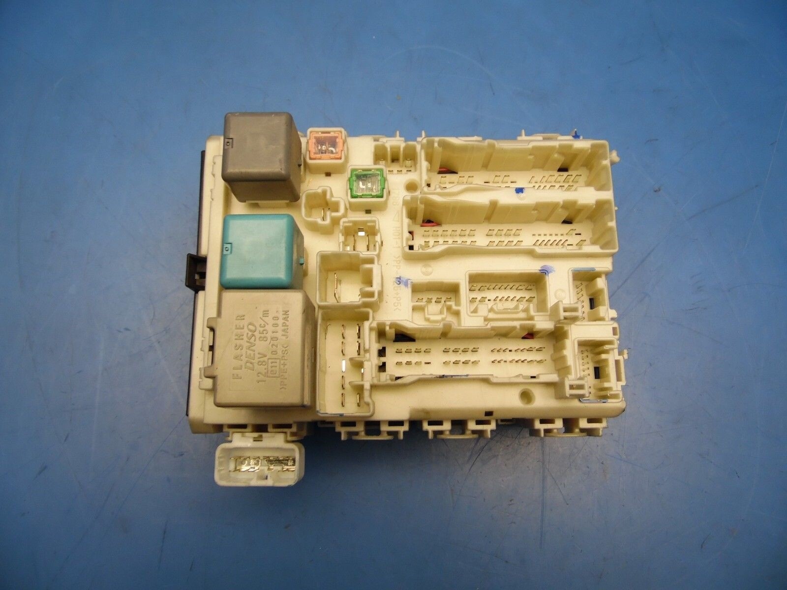 04-06 Toyota Prius OEM in-dash fuse box with fuses & relays # 5126-1354