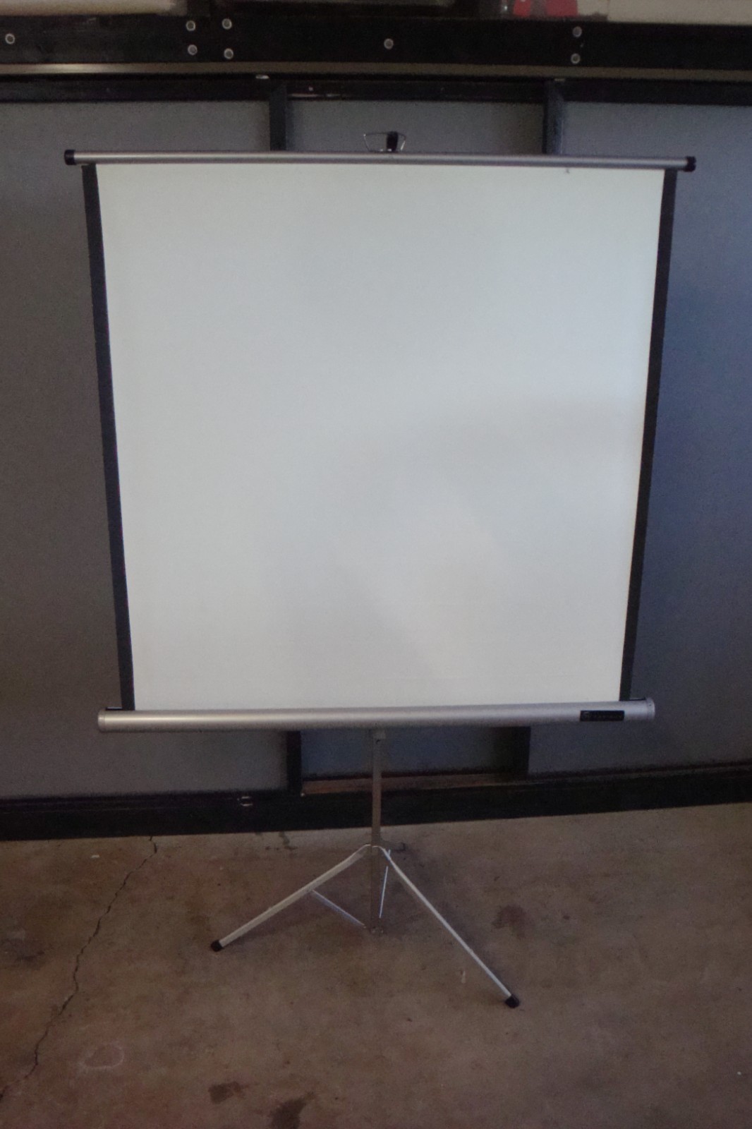 Radiant Retractable Projector Screen 39"H X 37"W Viewing Area w/ Tripod Vintage