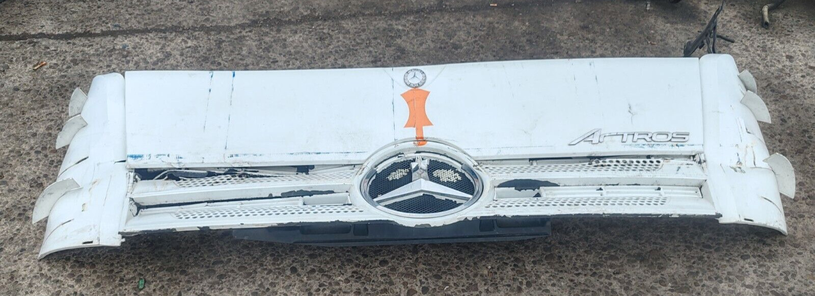 2014 MERCEDES ACTROS 2545 LS MP4 TRUCK FRONT GRILL PANEL A9607500409 *DAMAGED*