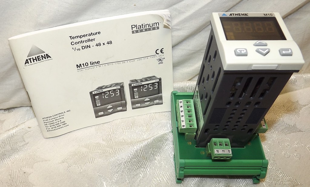 Athena Controls M10 Series M10-3000-0331 Temperature Controller New