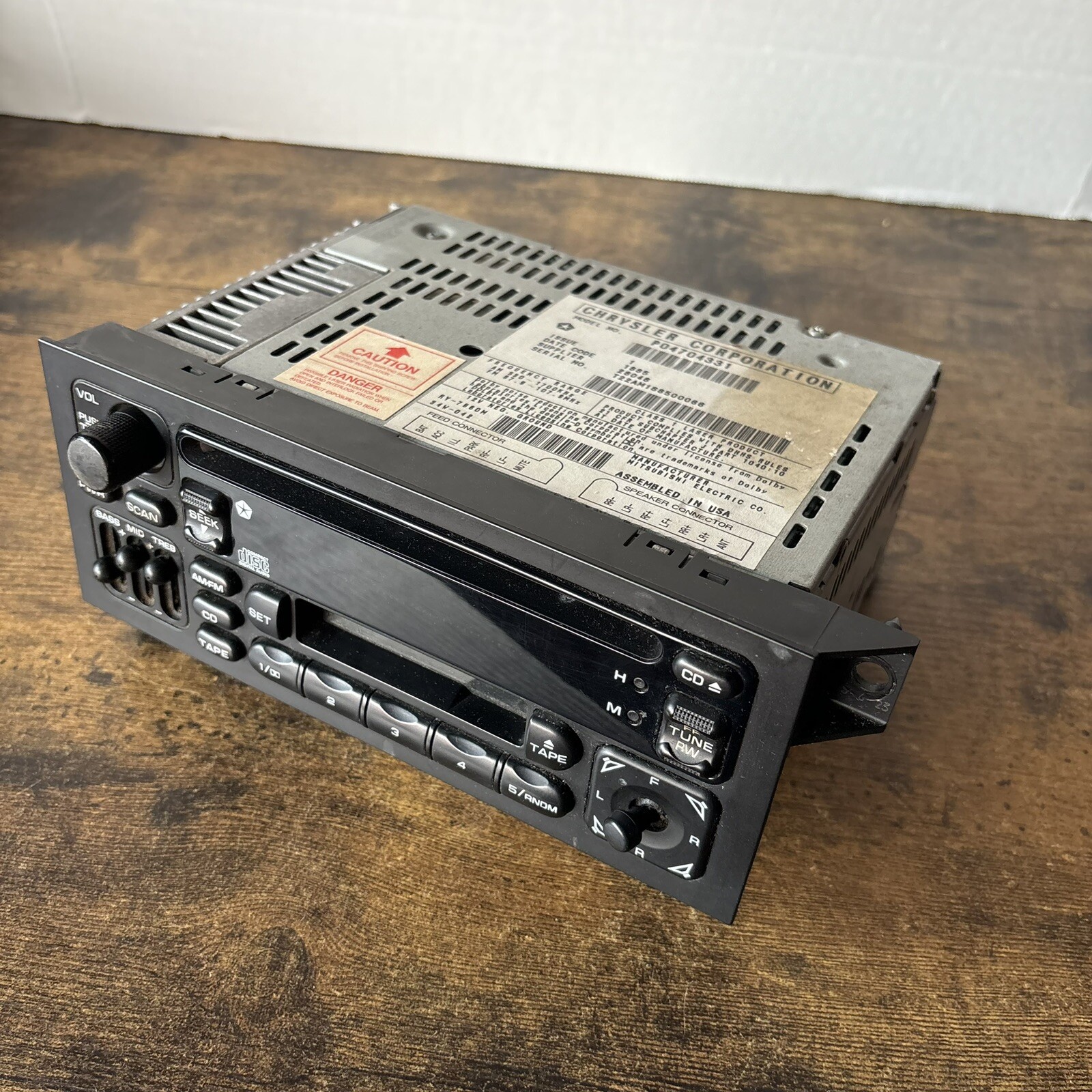 Genuine OEM Chrysler Jeep Dodge AM/FM Radio Cassette Player P04704331