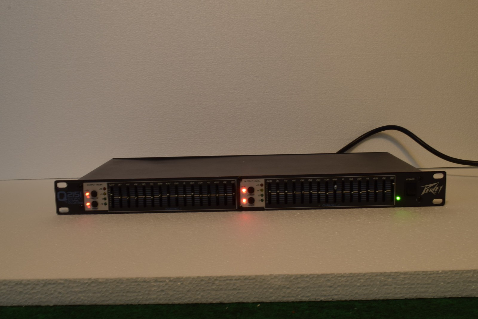 Peavey Q2151 2x15 Band Graphic Equalizer - Working