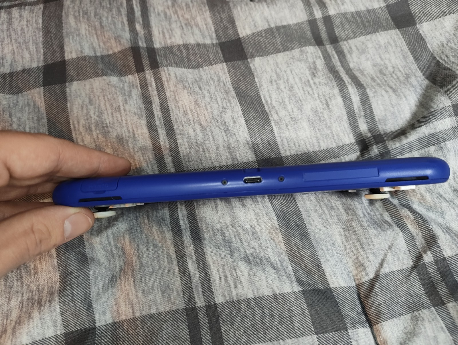 SWITCH LITE, FOR PARTS. NEEDS WORK OR PARTED OUT. BLUE 32GB