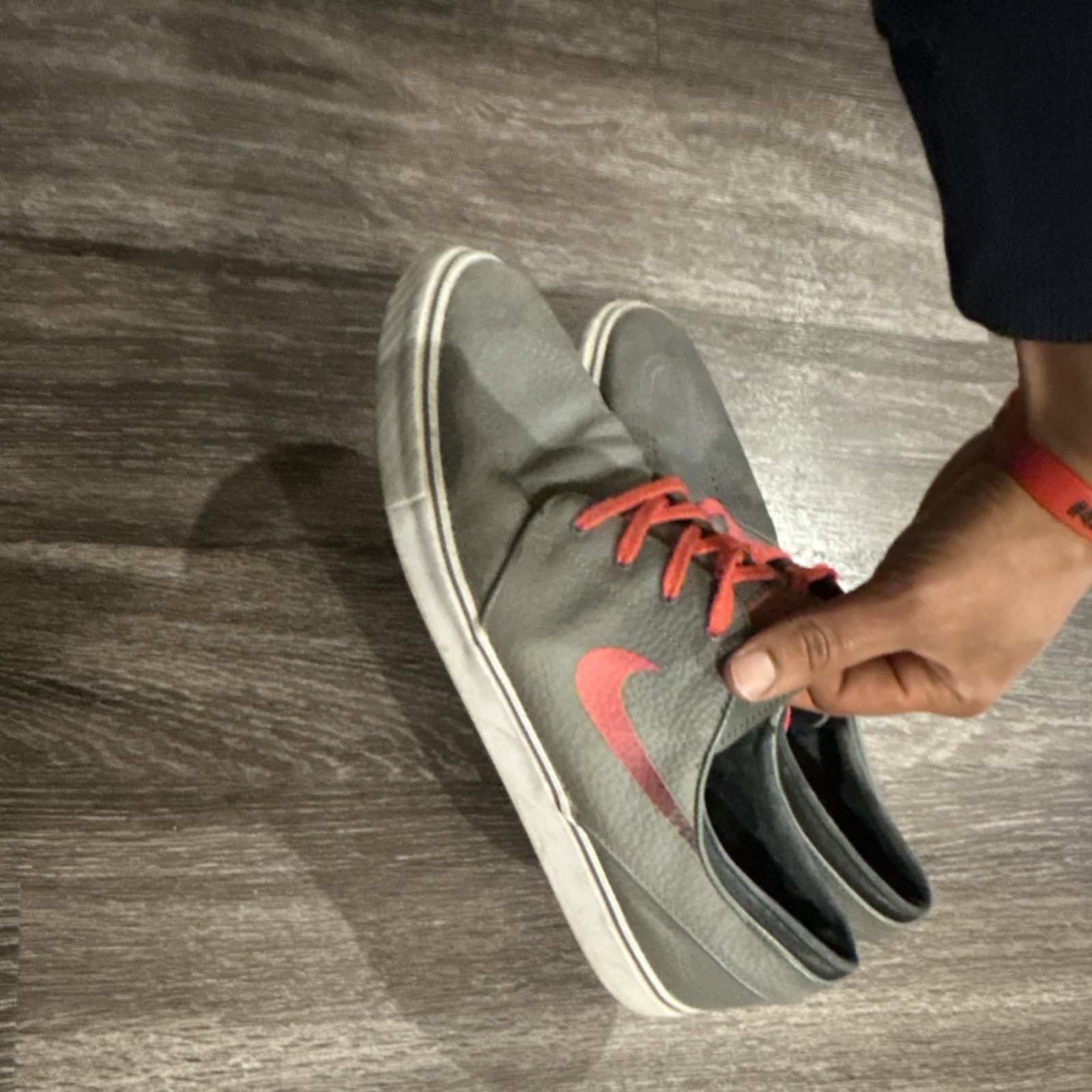 Nike Gray Skateboarding Shoes with Pink Swoosh Lace-Up Design for Skateboarding