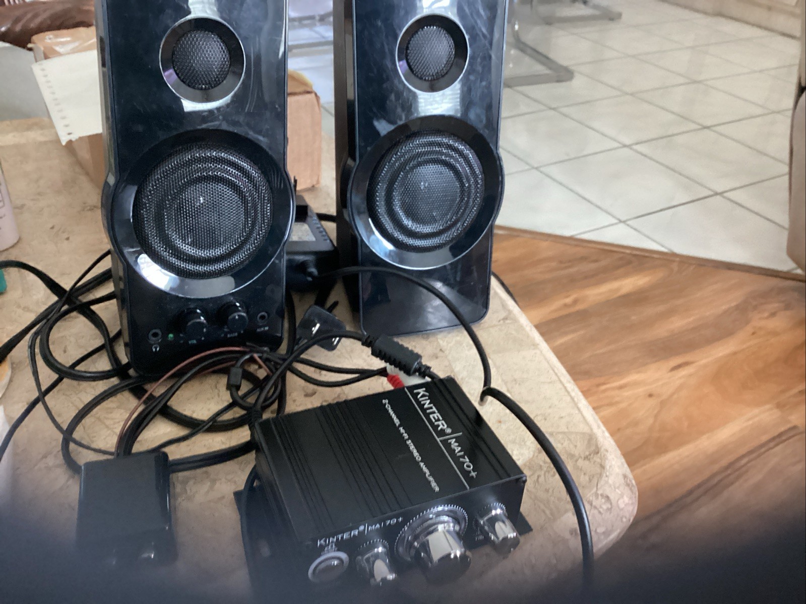 Black web Speakers And Kinter 2 Channel Amplifier