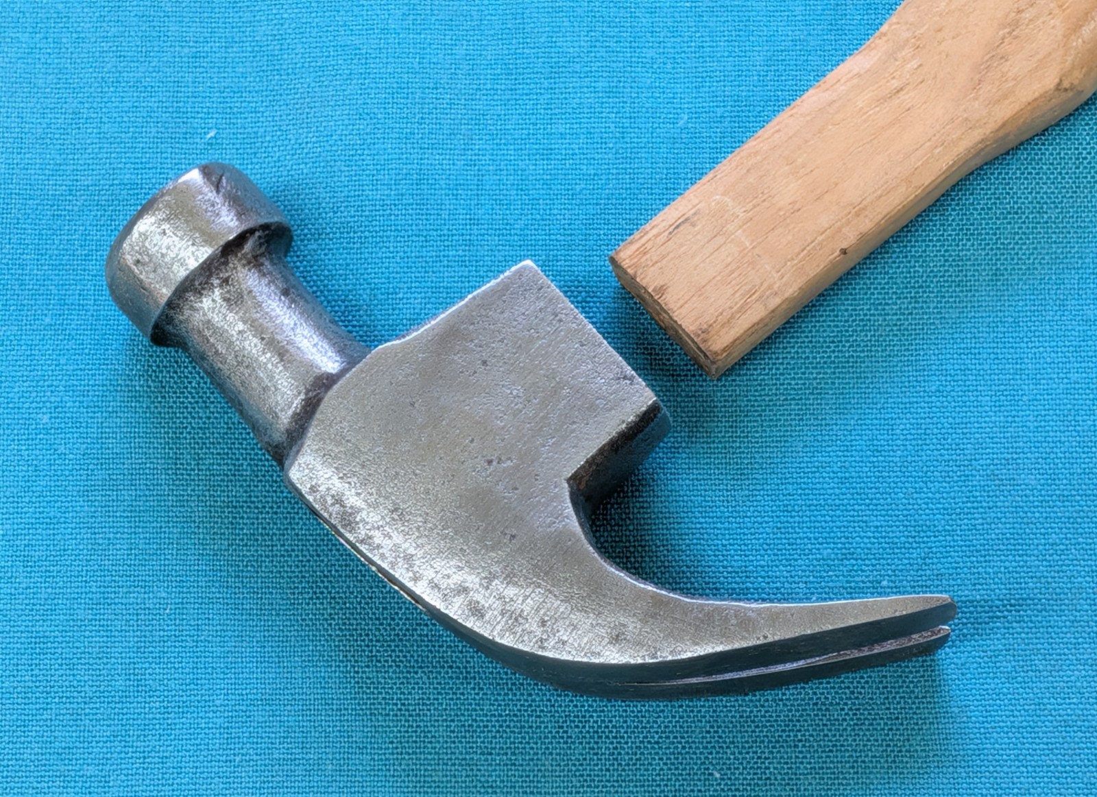 Vintage Curved Claw Hammer Total Weight 10.6-oz Unknown Maker Nice Casting