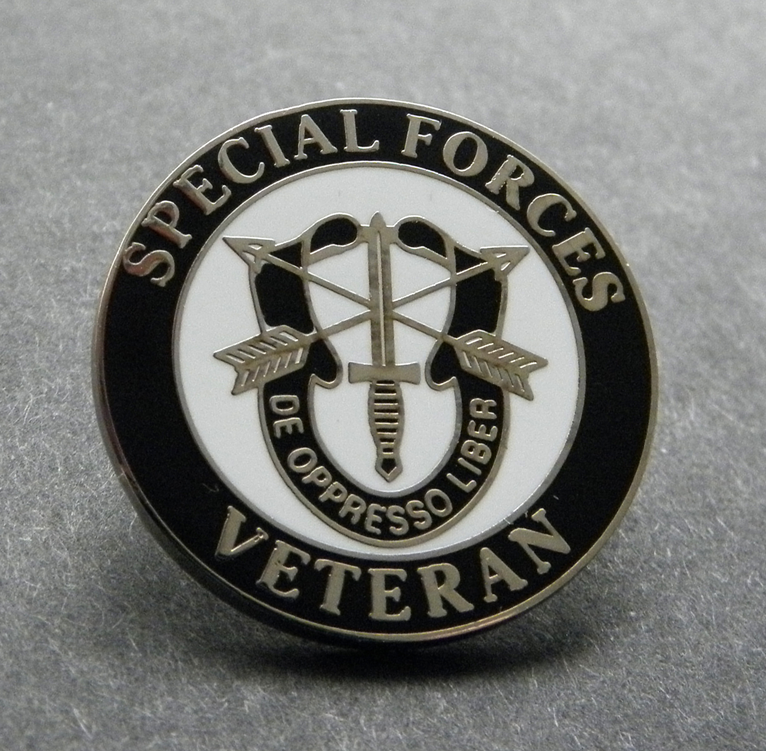 US ARMY SPECIAL FORCES VETERAN DE OPPRESSO LIBER VET LAPEL PIN BADGE 1 INCH