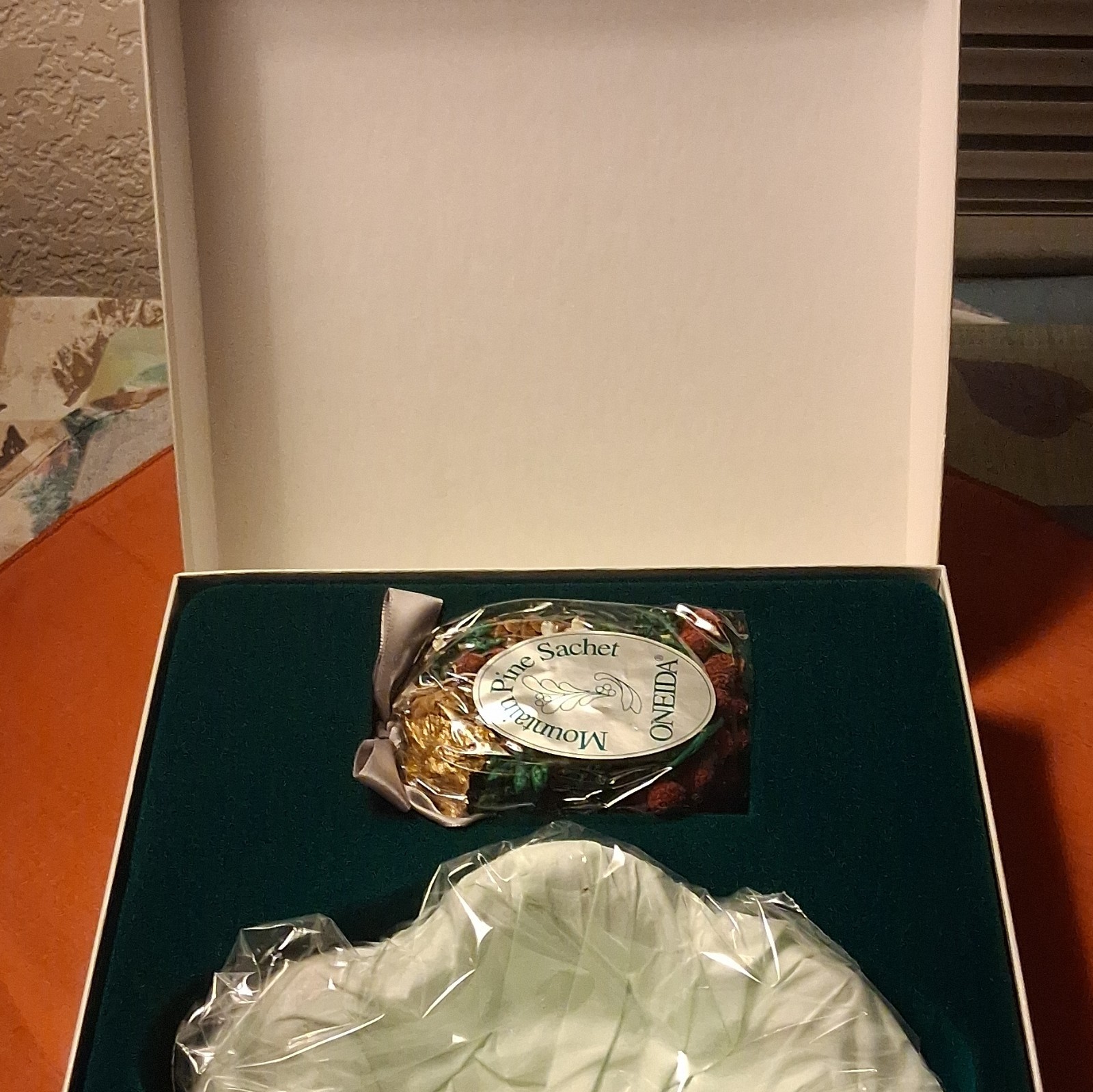 Oneida Boutique Bowl & Sachet Silverplate Hostess Server Spoon Set 5 3/4" Boxed