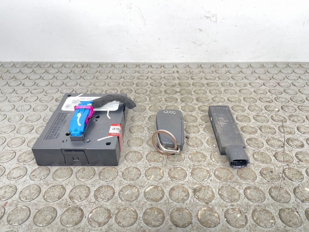 Audi A3 S3 8V 2015 Keyless Go Control Unit Module KESSY 5Q0959435A LIQ30911