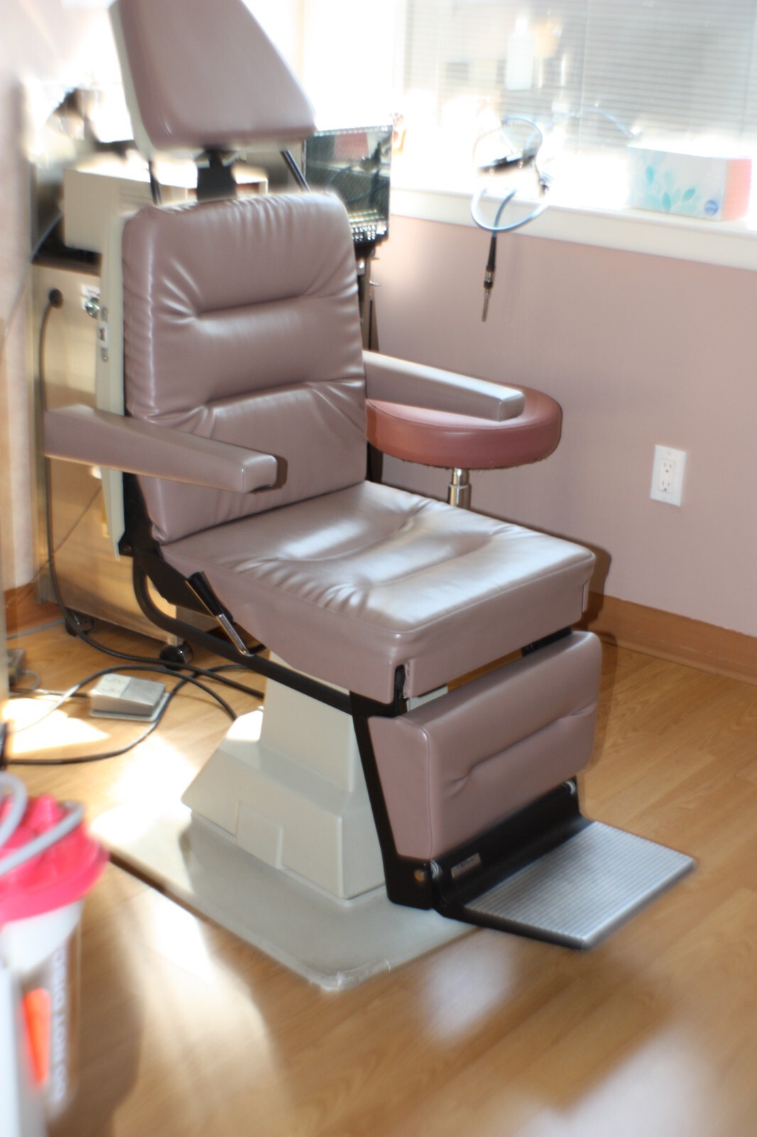 REFURBISHED RELIANCE 980 HFC EXAM CHAIR  ELECTRIC/HYDRAULIC WITH POWER Pedal