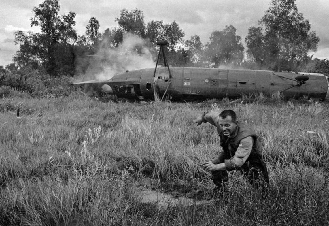 Vietnam  War  Photos --   Crashed   Piasecki-H21