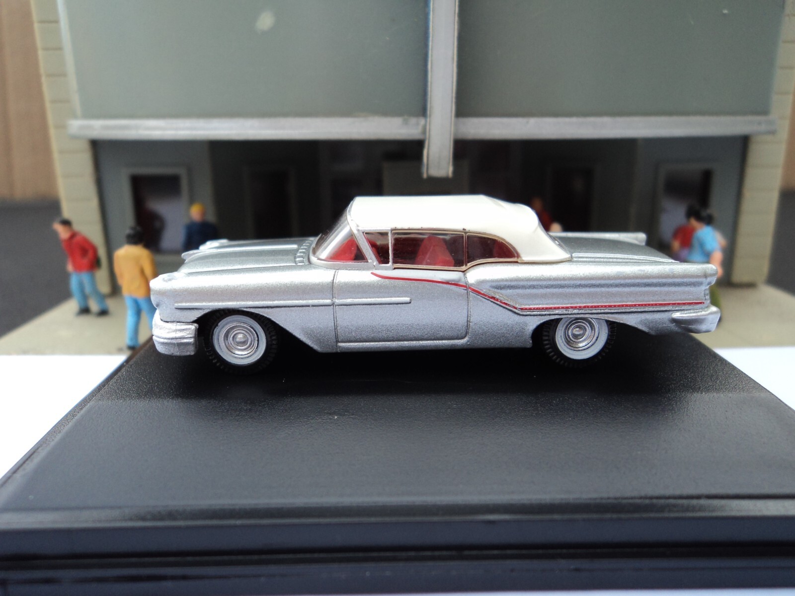 Oxford  1957  Oldsmobile 88 Convertible  Roof Up  Gray & White  1/87 HO  diecast