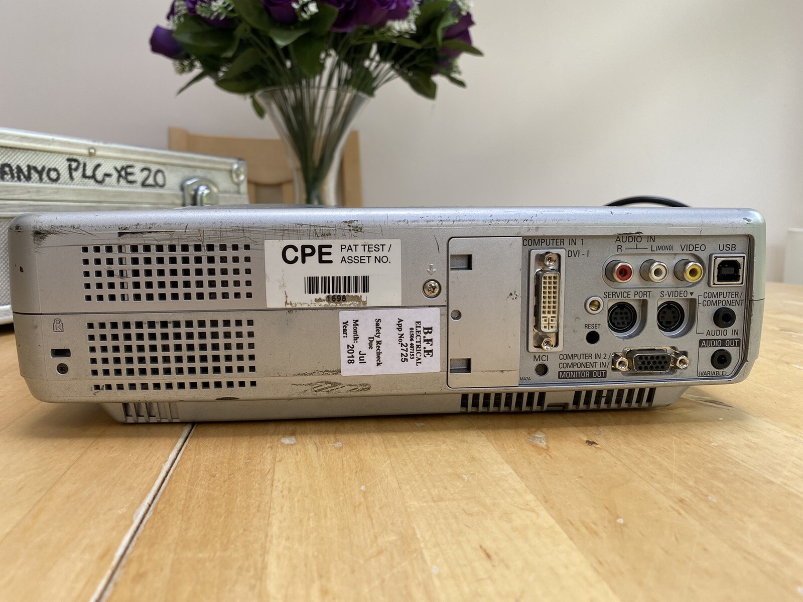 Sanyo PLC-XE20 LCD Projector With Remote