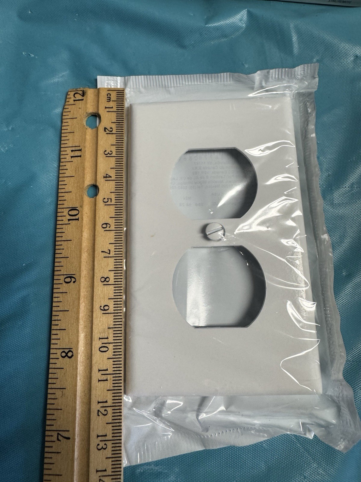 Leviton 88003-WMP Duplex Wall Plates White 20 Pack Open Box