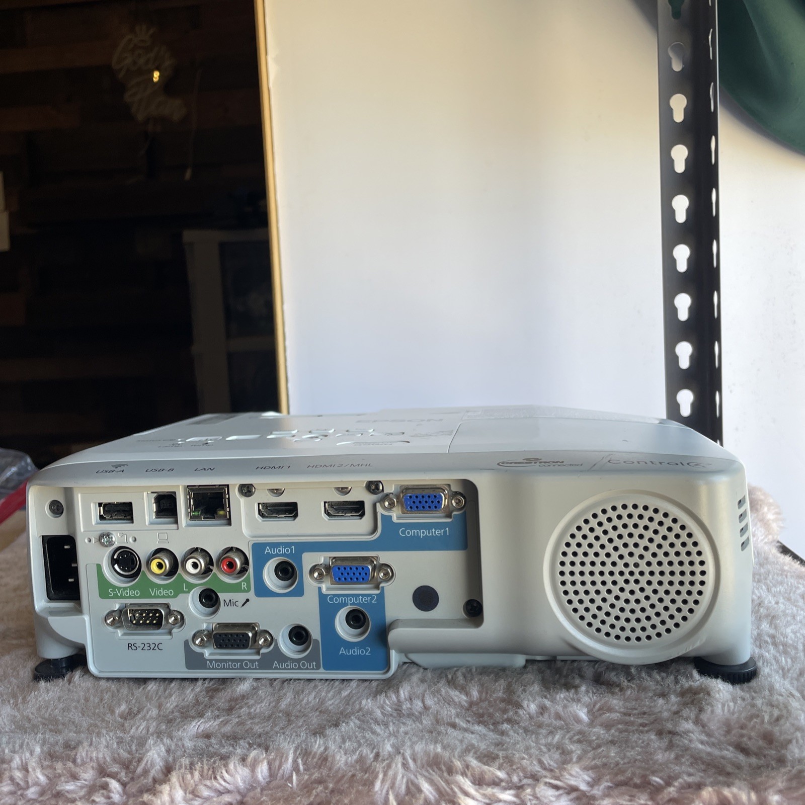 epson powerlite 99w Model H686a