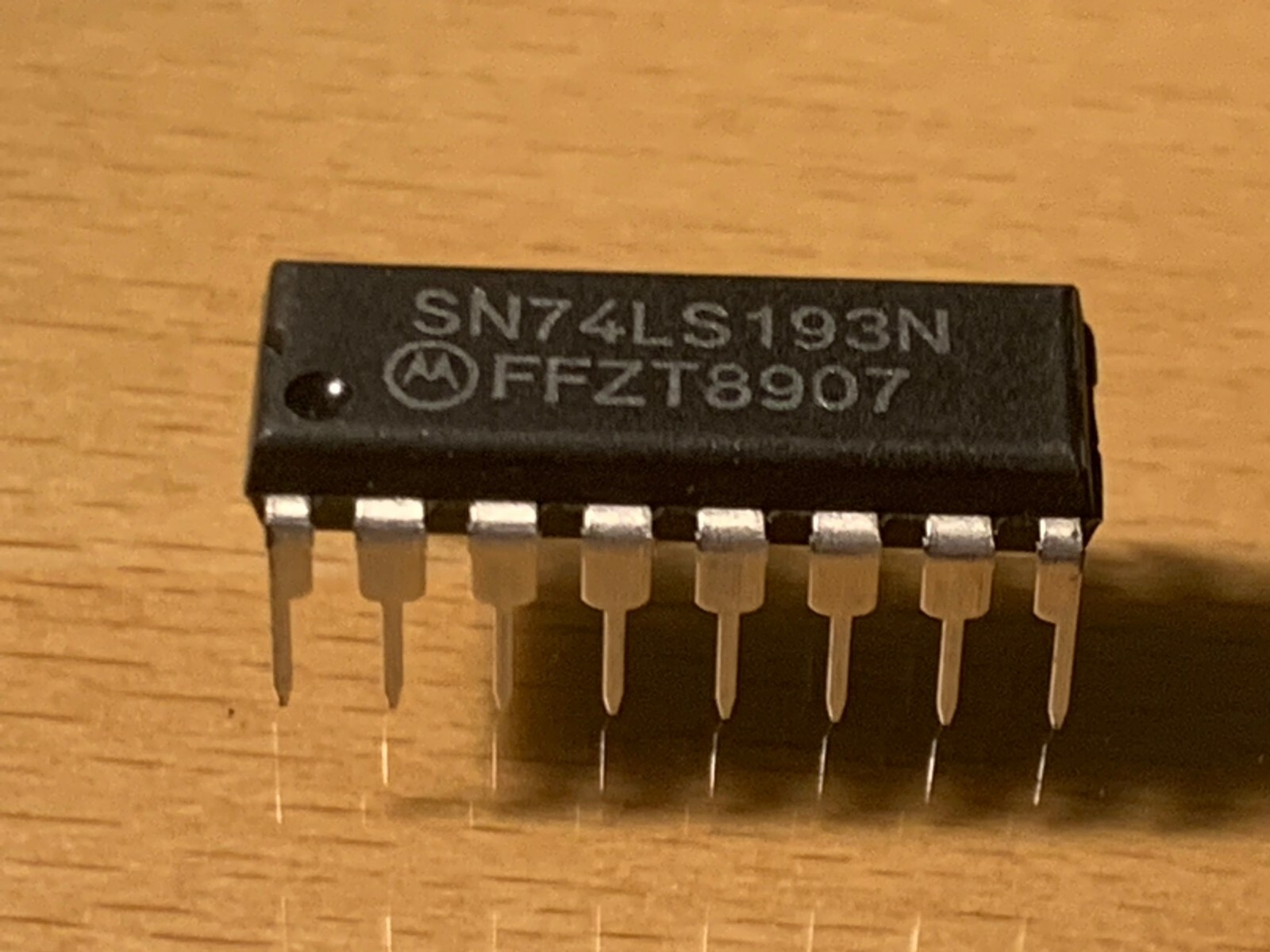 SN74LS193N Motorola IC - 4-BIT UP/DOWN COUNTER, 16-DIP.