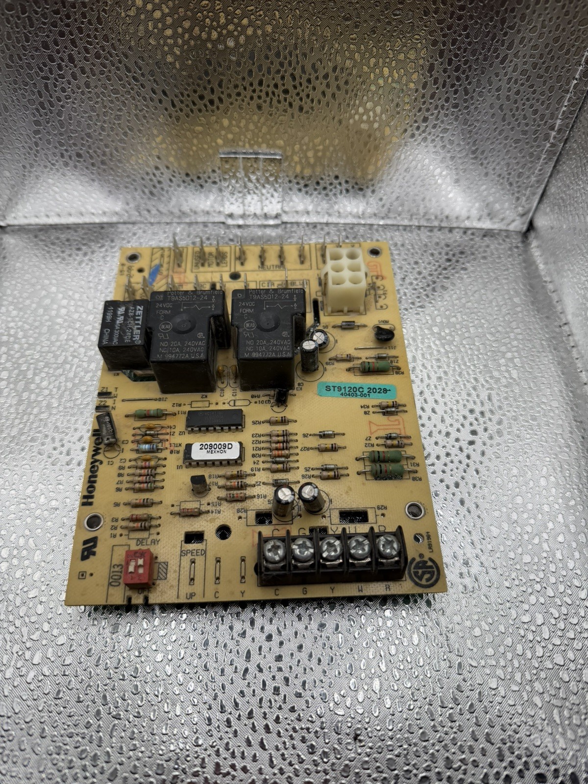 OEM Honeywell ST9120C2028 Furnace Control Board OEM Armstrong 40403-001