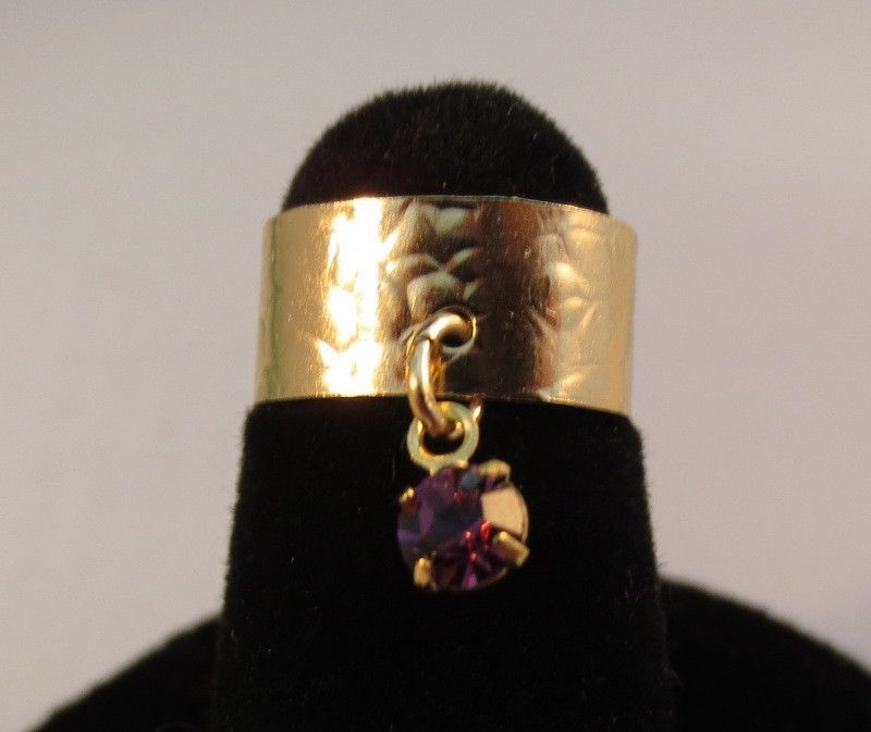 14 KT GOLD PLATED HAMMERED TOE RING WITH AN PURPLE (FEBRUARY) CRYSTAL DANGLE