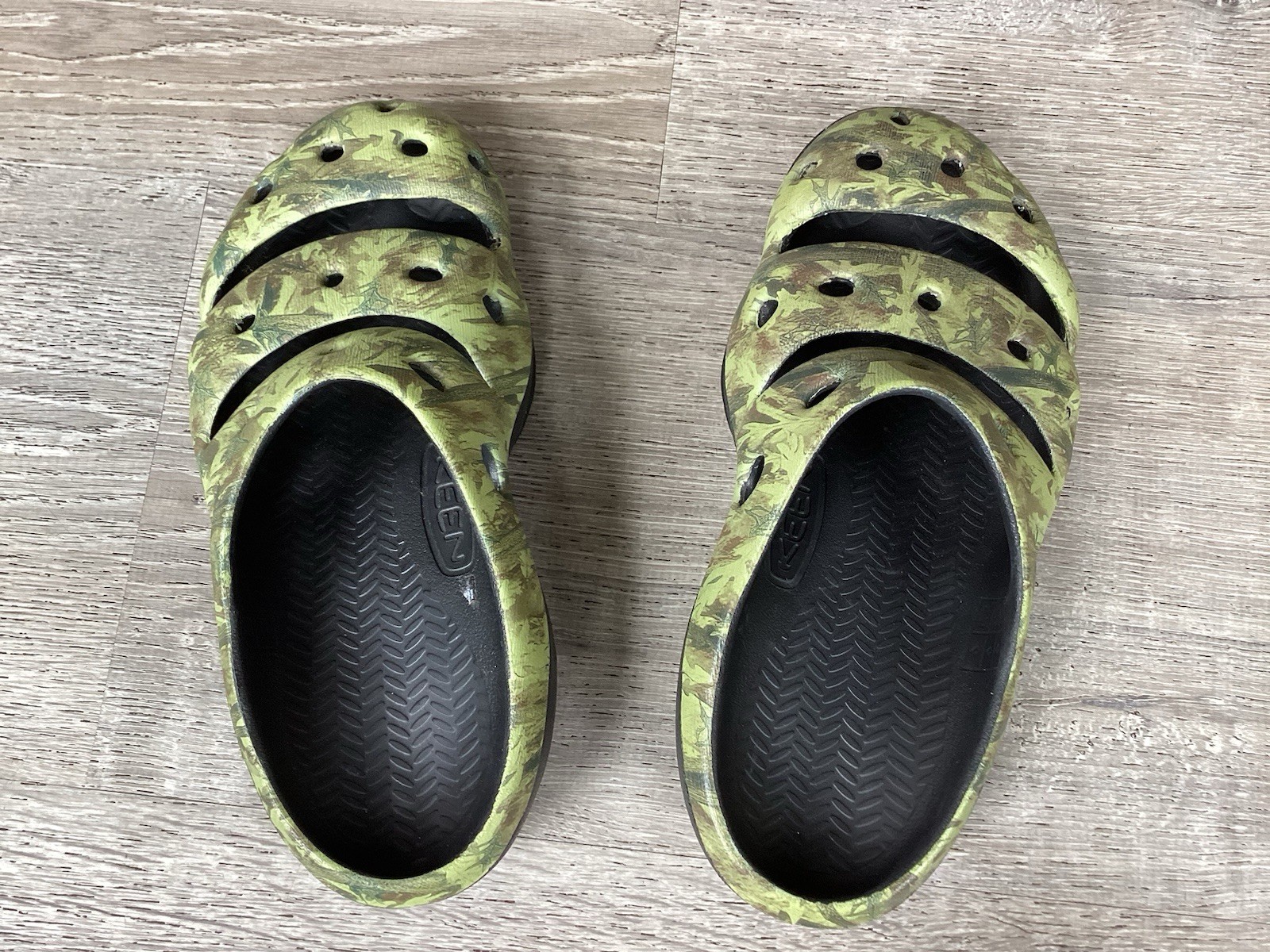 Keen Womens Yogui Arts Clogs Green Camo Rubber Slip On Shoes Sandals Size 9