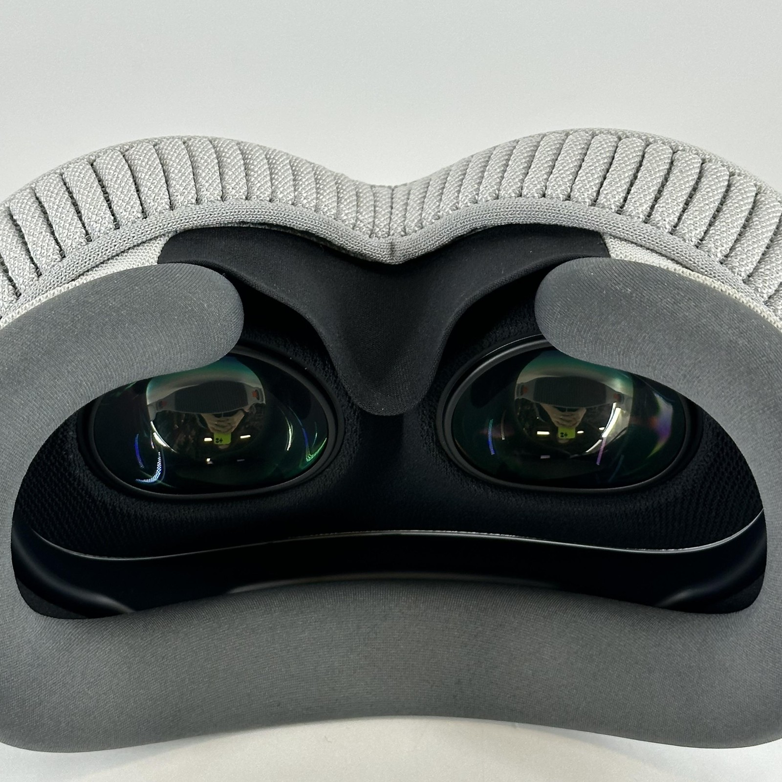 Apple Vision Pro VR Headset 1TB w/ Dual Loop Band-M - Right Audio Strap Issue