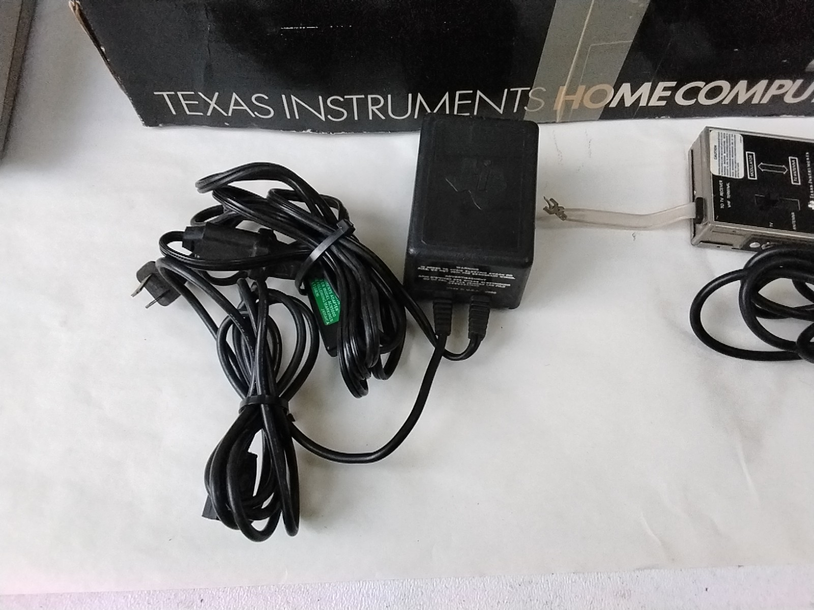 T1 – 99/4A Computer Pwr Cord Video Modulator Munch Man Video Game Untested