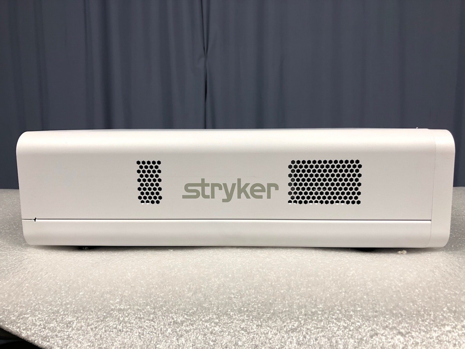 Stryker L11 AIM LED Auto Light Technology Light Source - 2019