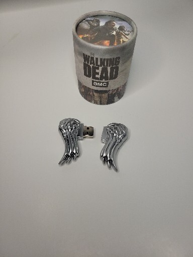 The Walking Dead Daryl's Wings 16GB USB Drive New In Box W/ Extended S8e15 Full
