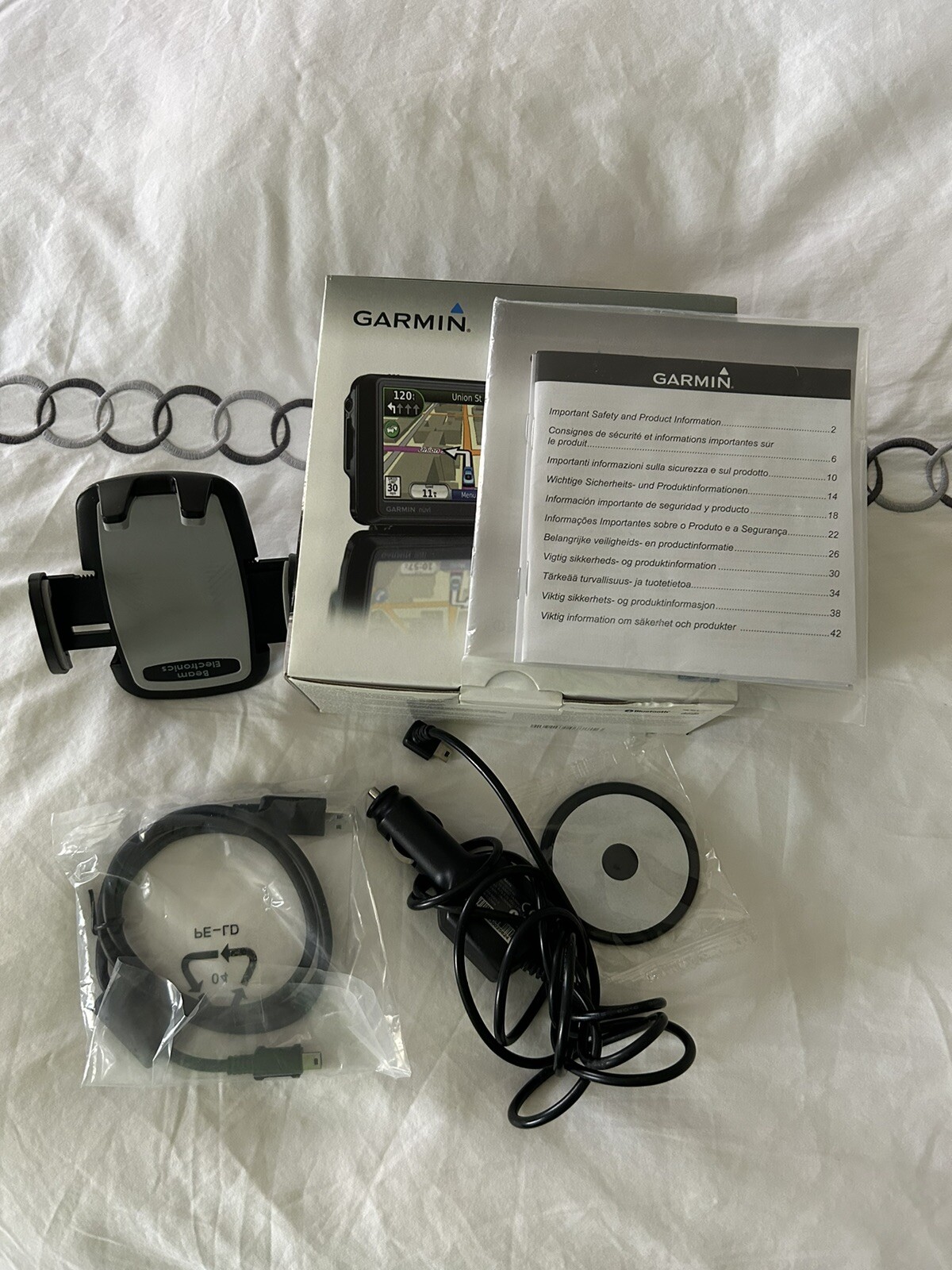 TWO GARMIN NUVI USB VEHICLE MOUNTING CABLES, MOUNTING BRACKET, GPS DISC, BOOKLET