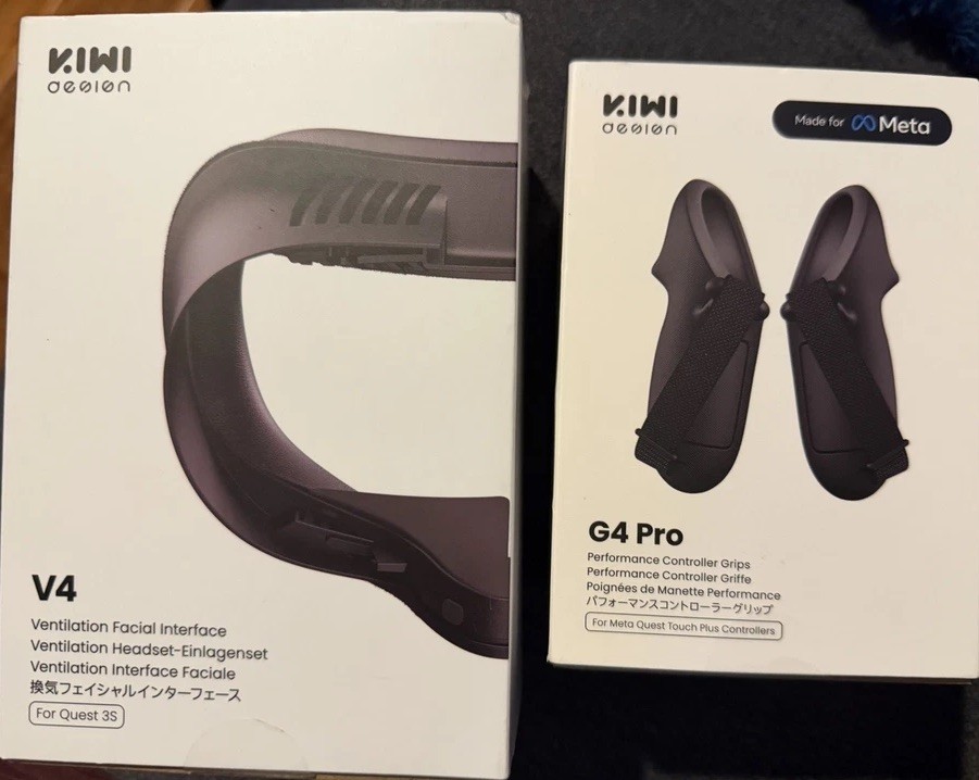 VR GAMER Lot - 1 Ventilation Facial Interface & 1 Pro Performance Control Grips