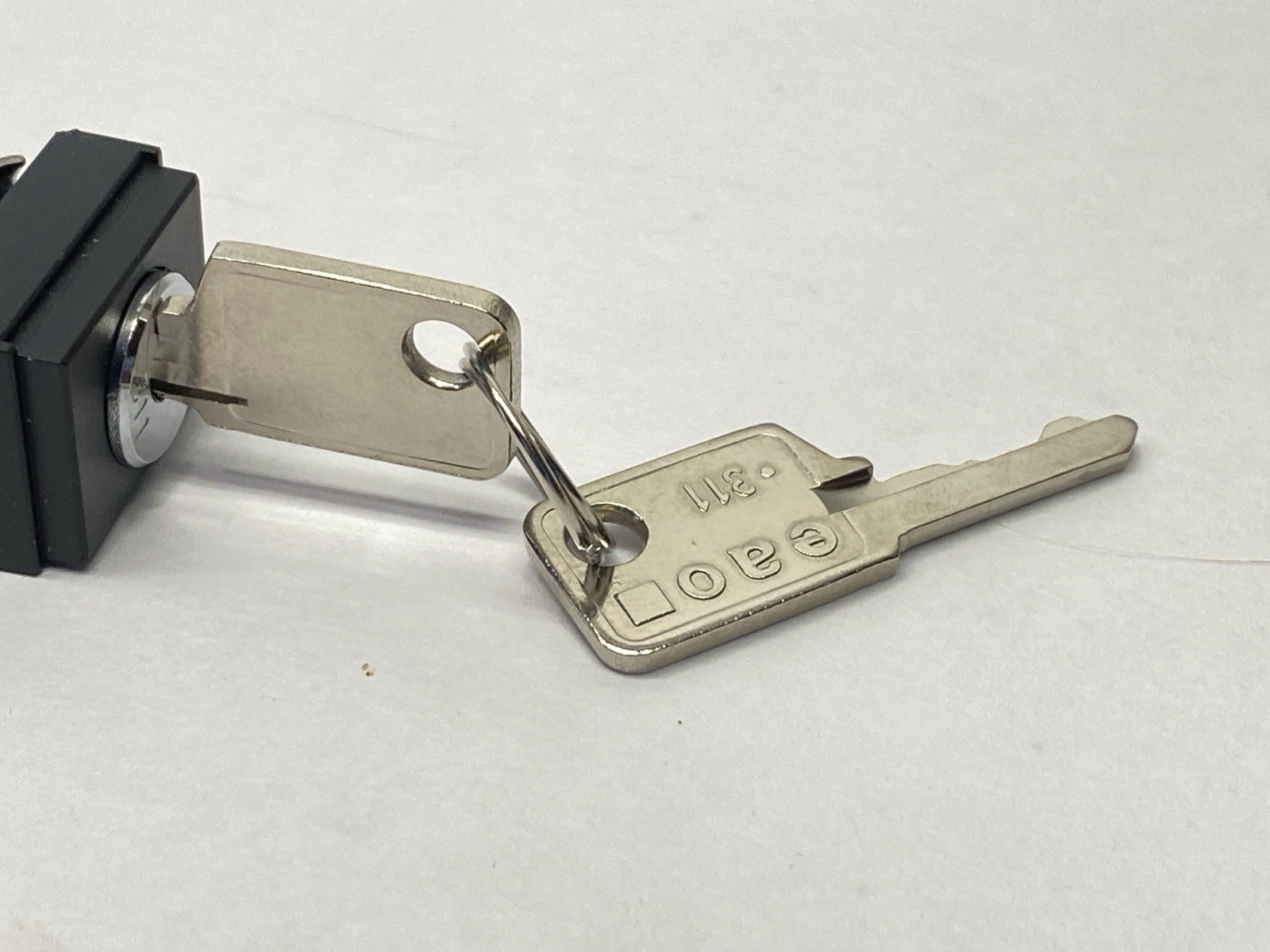 Eaon 51-428.036D Keyed Switch Spring Return 2-Position 100mA 42V