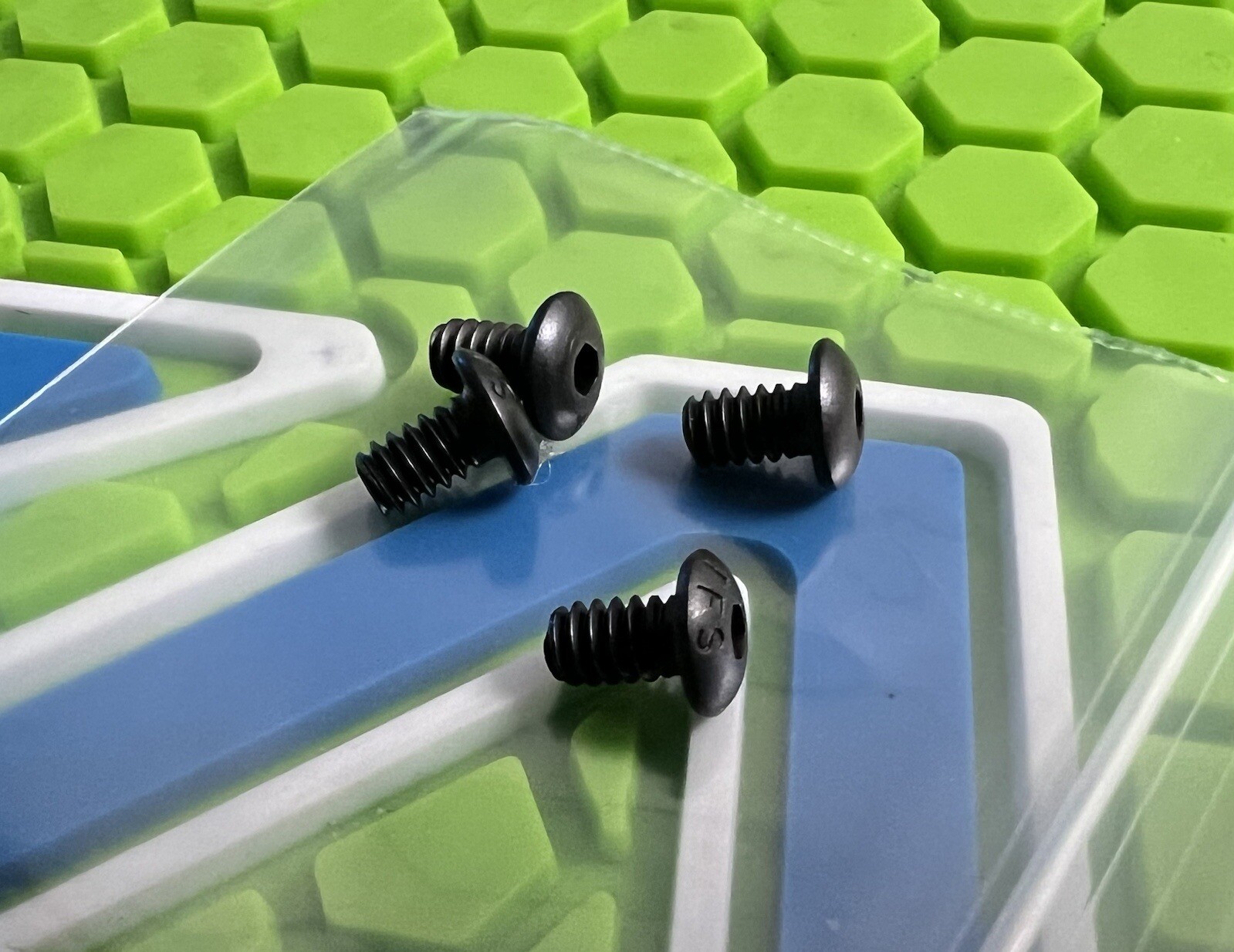 SMART PARTS SHOCKER SFT/ NXT/ NERVE GRIP BLACKOUT SCREWS- SET OF (4) SHORT-BLACK