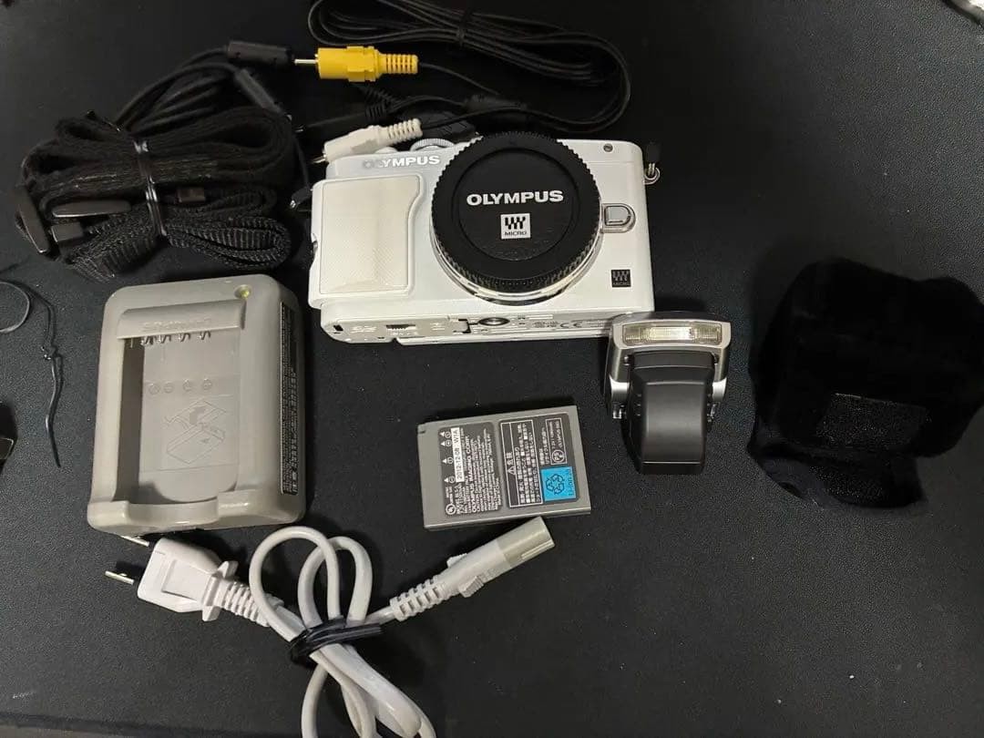 OLYMPUS PEN Lite E-PL6 White Shutter 4,211 Count: