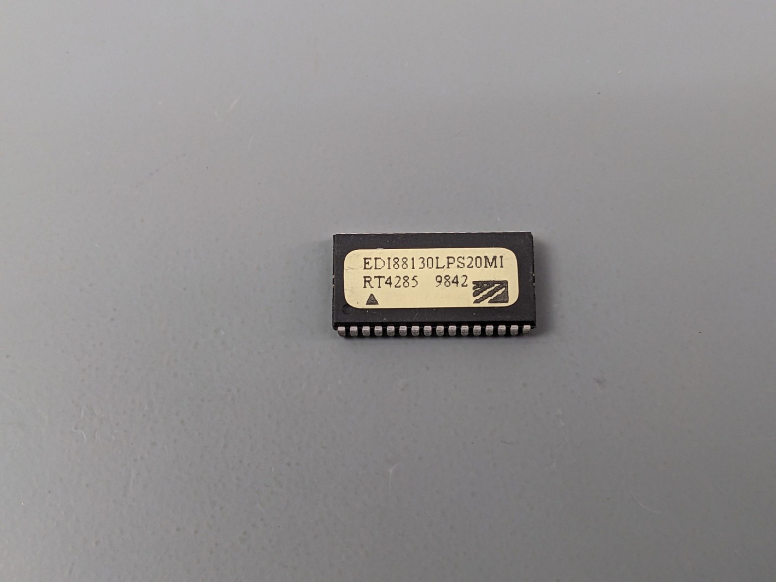 (2) PLCC 128K x 8 Parallel SRAM ICs, 15ns (Aptos AP9A108-15VC)