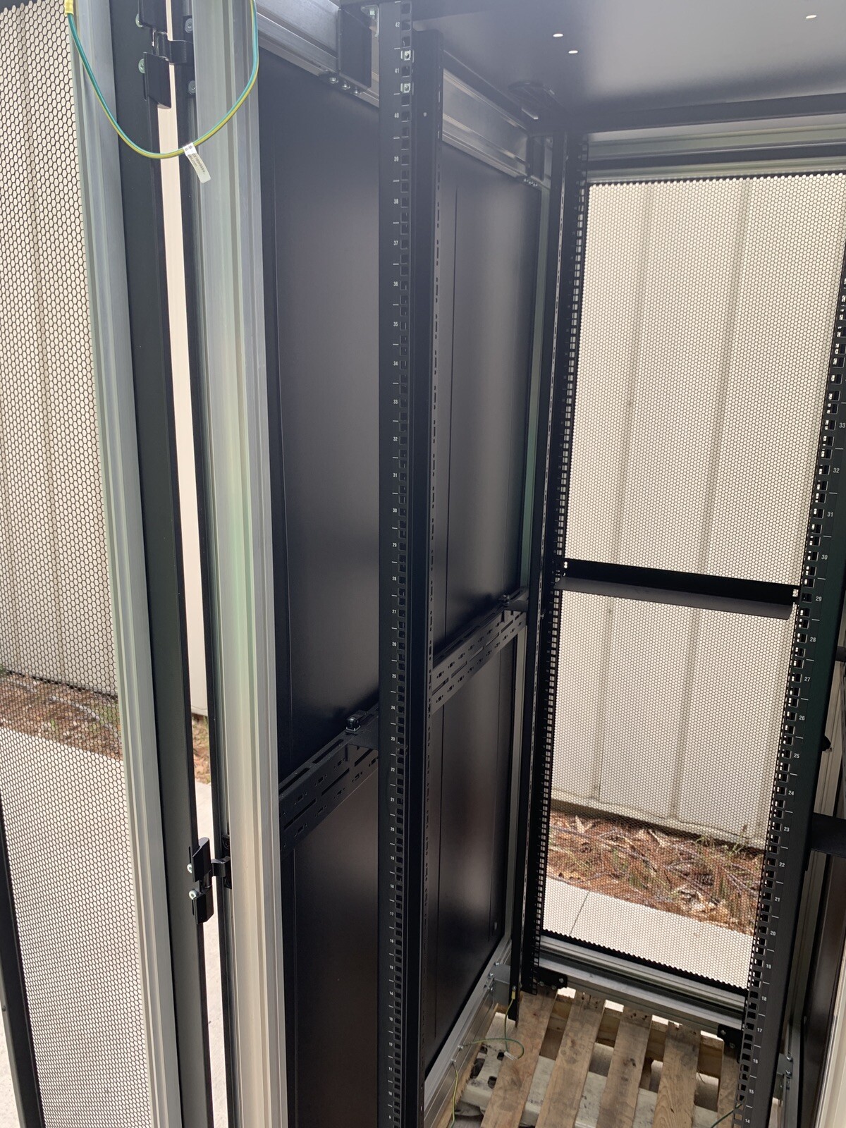 Emerson Knurr DCM Server Rack 42U 78"-48"-28"