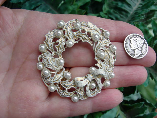 Vintage SILVER STARR - enamel faux pearl - CHRISTMAS WREATH PIN -  brooch