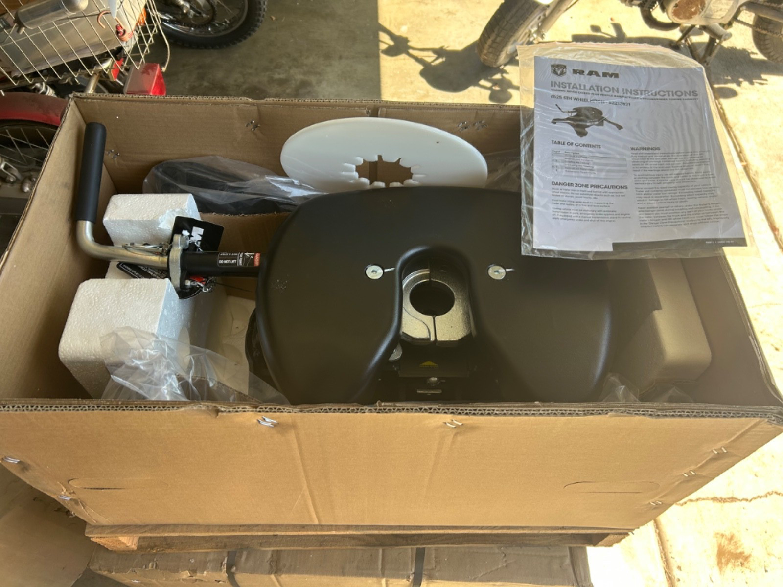 Genuine OEM NEW Mopar Accessories 25,000 lb Fifth Wheel tow Hitch # 82213821